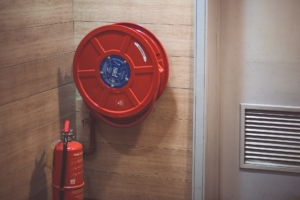 Sistema antincendio per il condominio - bombola e tubo dell'acqua