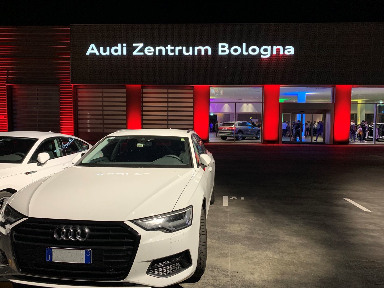La filiale Audi Zentrum in uno scatto serale, il giorno dell'inaugurazione